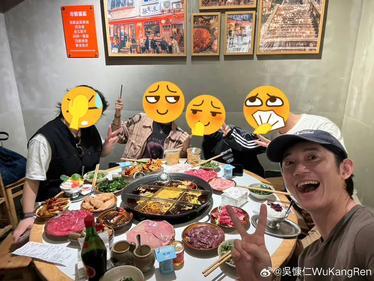 吳慷仁與工作夥伴一起吃麻辣鍋紛紛陣亡。翻攝自吳慷仁微博