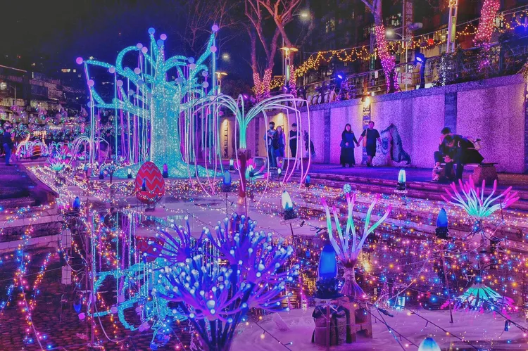 生命之樹與奇幻光影植栽交織，打造如阿凡達世界般的夢幻場景，讓人流連忘返。水利局提供