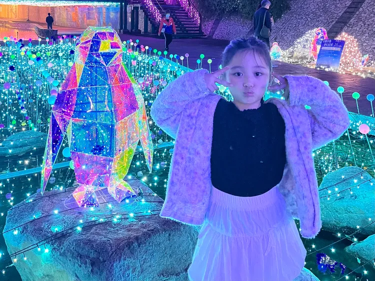 光雕企鵝超吸睛，小女孩俏皮互動超療癒。水利局提供