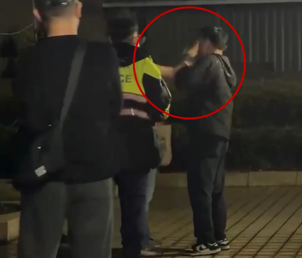 欠租半年還動手搧人巴掌！淡水「女租霸」慘遭警壓制　通緝犯身分露餡