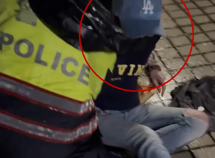 女租霸打人遭壓制後，還喊自己才是受害者。翻攝畫面