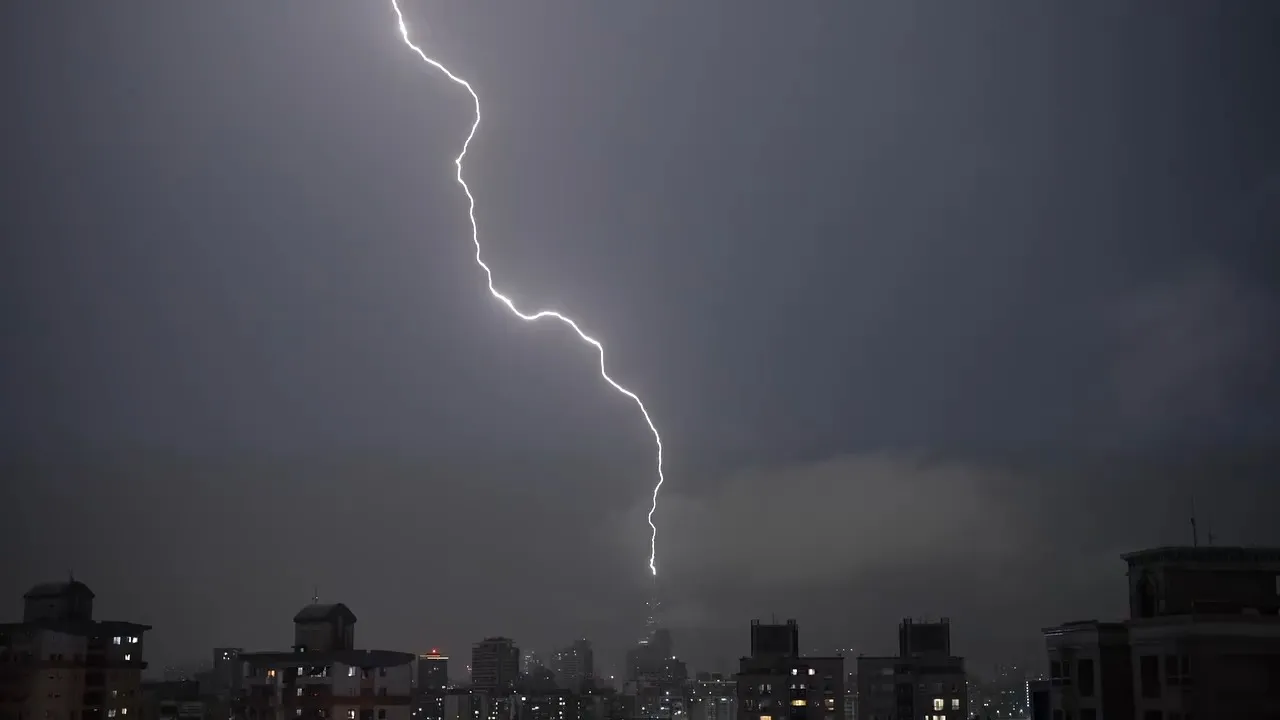 電光一閃！台北101遭「雷擊」　震撼影像曝光