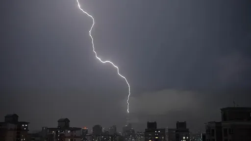 電光一閃！台北101遭「雷擊」　震撼影像曝光