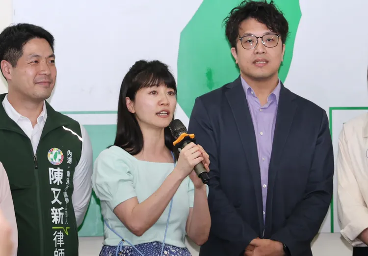 沈伯洋（右）提到前立委、台北市議員參選人高嘉瑜（右2）表示，「我們有最資深的大學姐在這」，從中央到地方要如何協調，應該會是她最清楚。記者莊宗達攝