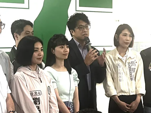 備戰台北市長選戰！沈伯洋赴民進黨北市黨部替新人打氣