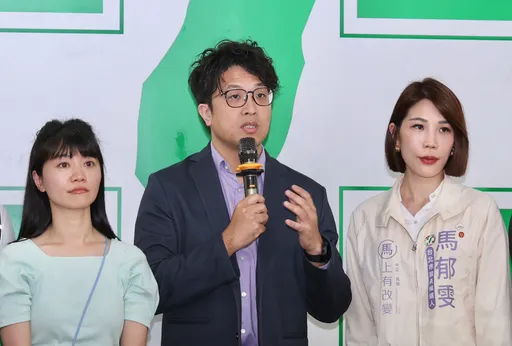 備戰台北市長選戰！沈伯洋赴民進黨北市黨部替新人打氣