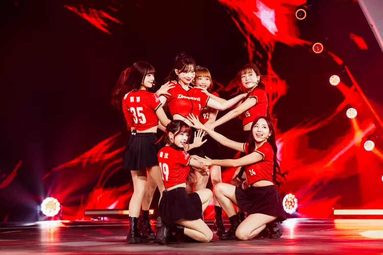 味全龍啦啦隊精彩演出 飛行評審神童讚「像噴火的龍」。緯來電視網提供