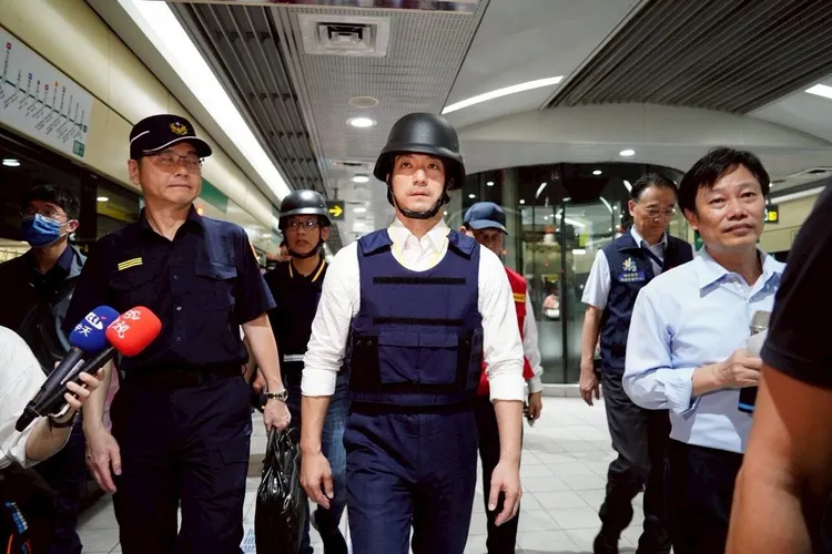 台北市首都選戰牽動整體政治局勢，市民還是會看市政表現。圖為蔣萬安在防空演習時視察避難演練。北市府提供