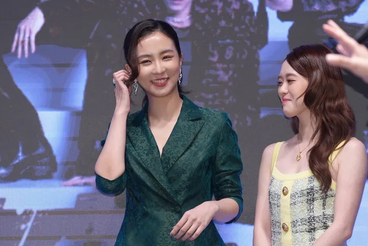 周曉涵（左）和邱偲琹是戲裡兩朵花。彭欣偉攝