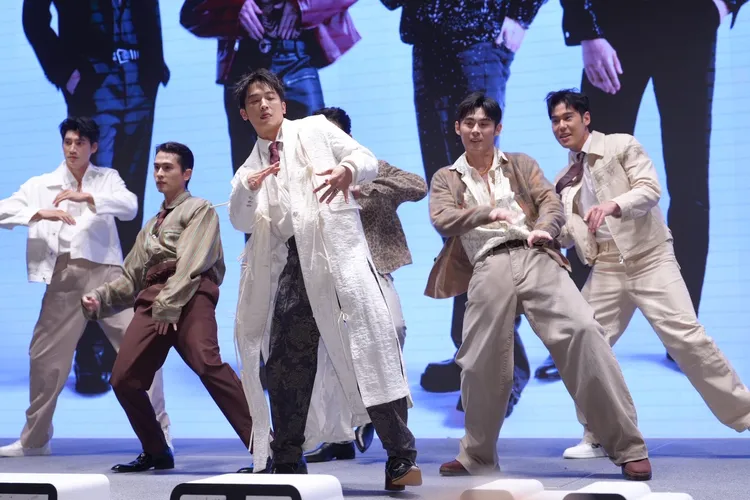 男公關們賣力演出。彭欣偉攝