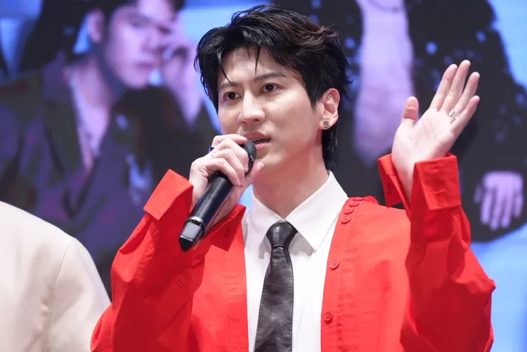 孫沁岳在片場吃雞排還要躲起來。彭欣偉攝