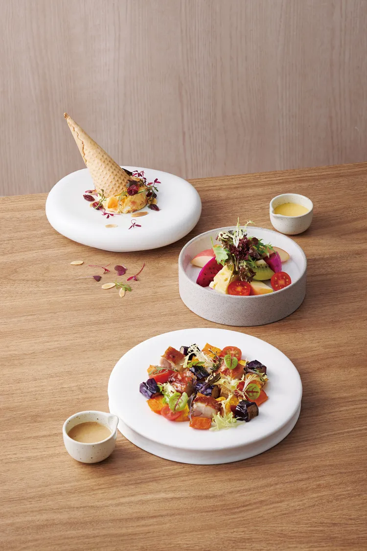 跌倒的馬鈴薯(上) 及花園沙拉佐炙烤雞腿。業者提供