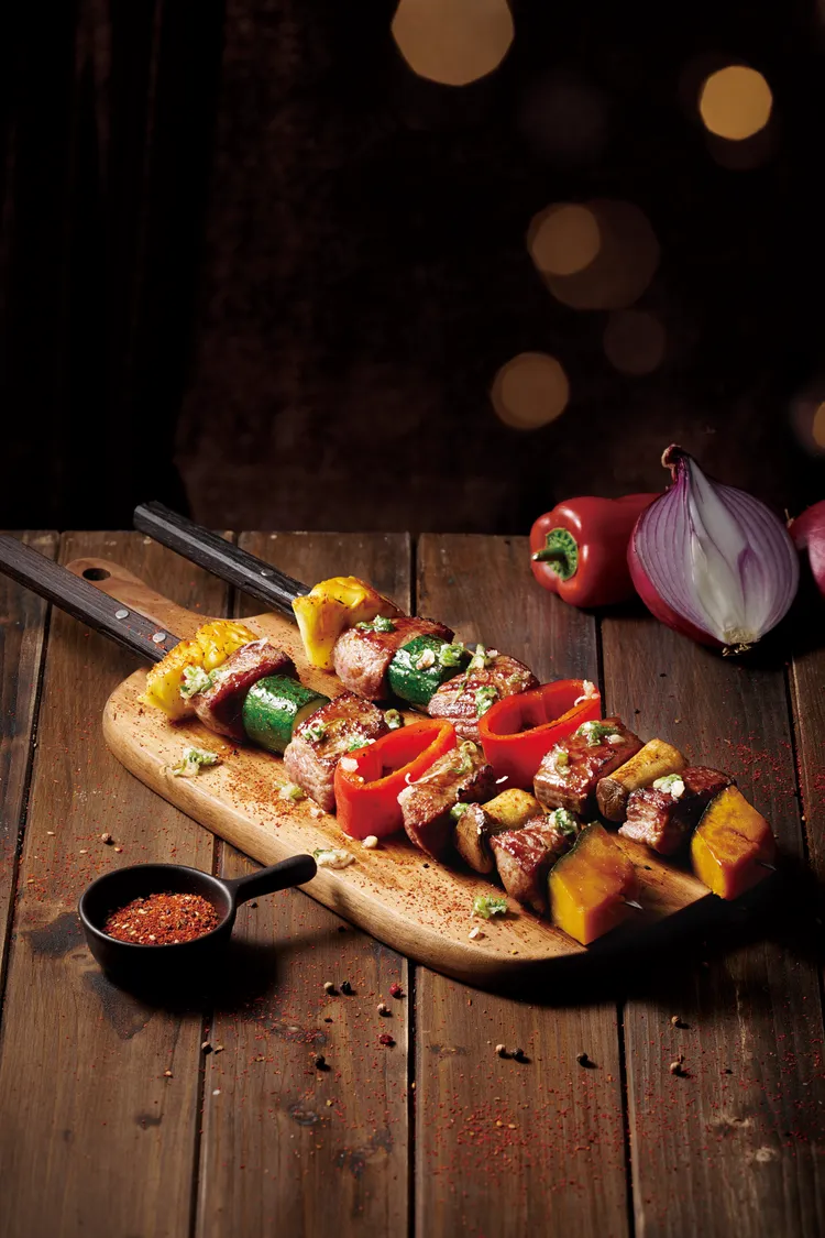 25公分巨串炙烤骰子牛。業者提供