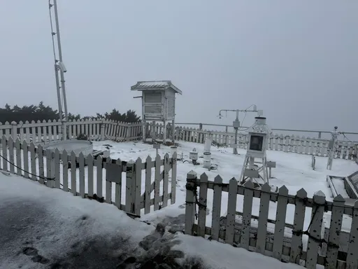 玉山下雪了！積雪達2公分　全台鋒面帶來強降雨
