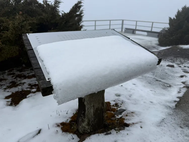 玉山下雪。氣象署提供