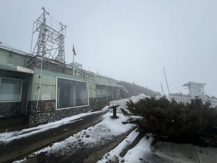 玉山下雪。氣象署提供