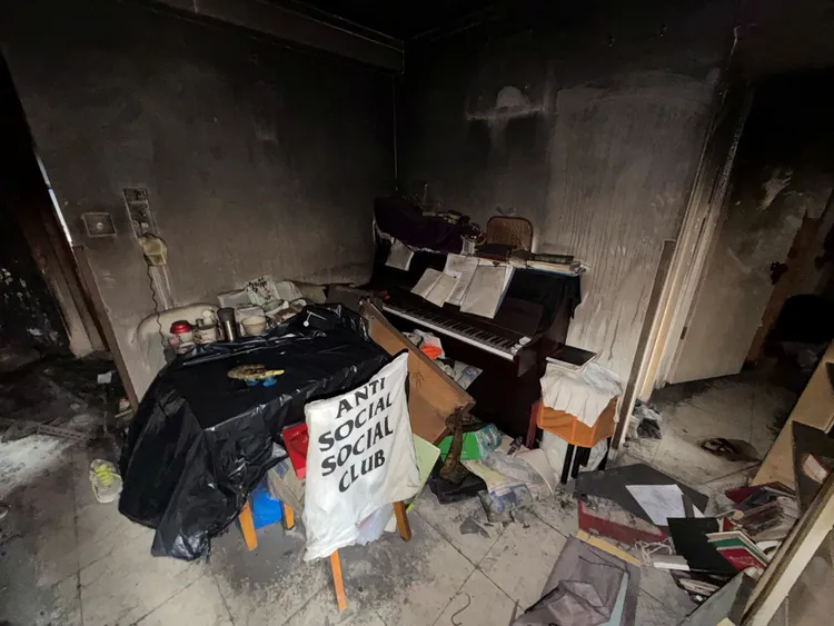 家中牆壁全被燻黑，家具燒焦變形。路透社/Dorz張