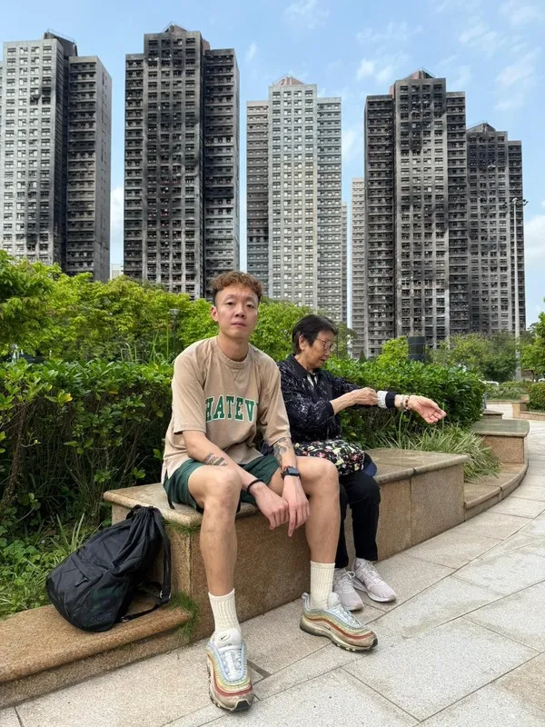 Dorz代替89歲的祖母上樓收拾家中物品。中央社