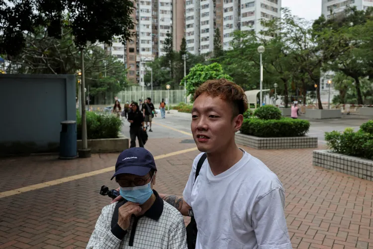 宏福苑部分高齡住戶無法徒步走上高樓，就由親人代為收拾物品。路透社