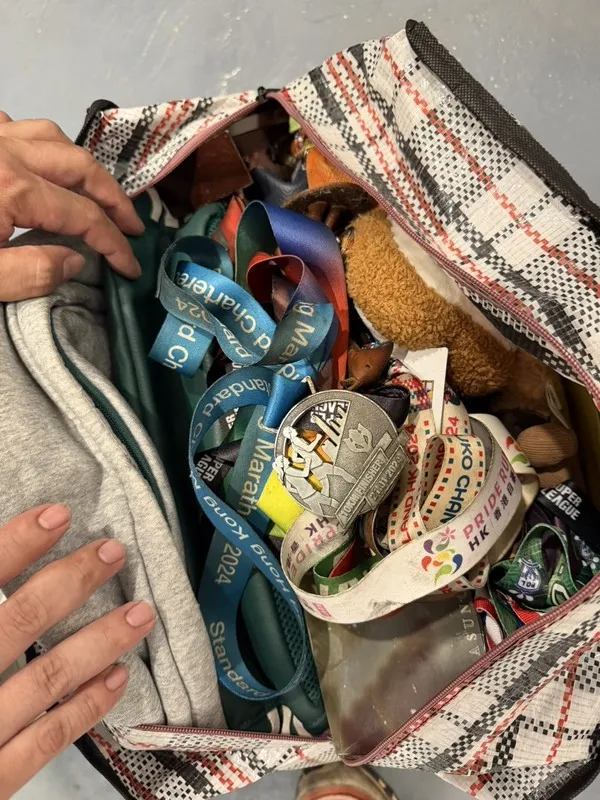 Dorz找回未被燒掉的紀念品。中央社