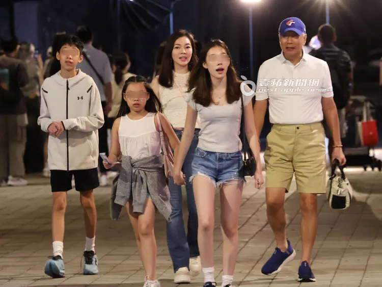 郭台銘（右起）曾被拍到和大女兒妞妞、老婆曾馨瑩、小女兒QQ及兒子Tiger，—家子逛信義商圈香堤大道享天倫。特勤中心攝