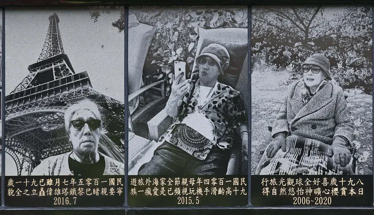 高齡90歲的初永真體力甚好，到處遊山玩水，跟上3C風潮成為iPhone一族。特勤中心翻攝