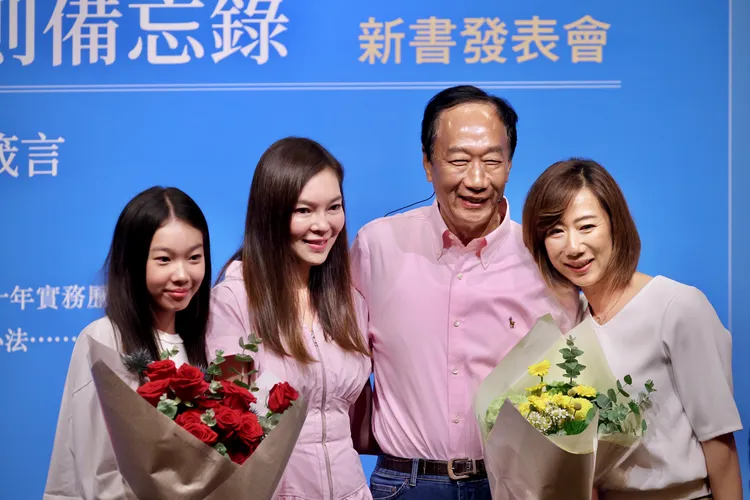 郭台銘長女、永齡基金會執行長郭曉玲（右起）、郭台銘、曾馨瑩和妞妞合影。資料照片