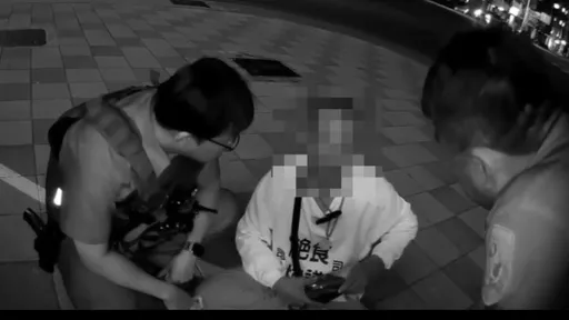 不滿被警開紅單！民眾陳情躺臥派出所前路中　遭警抬離再開單