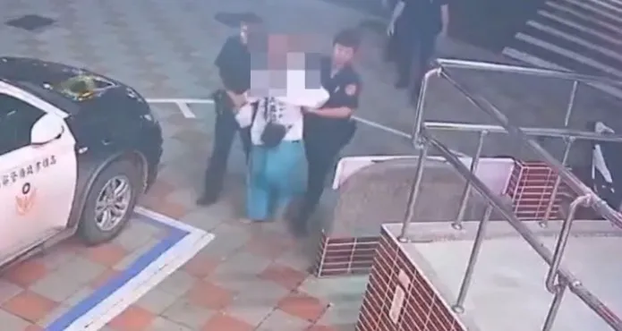 為防止發生交通危害，員警將其架離至安全處所。翻攝畫面