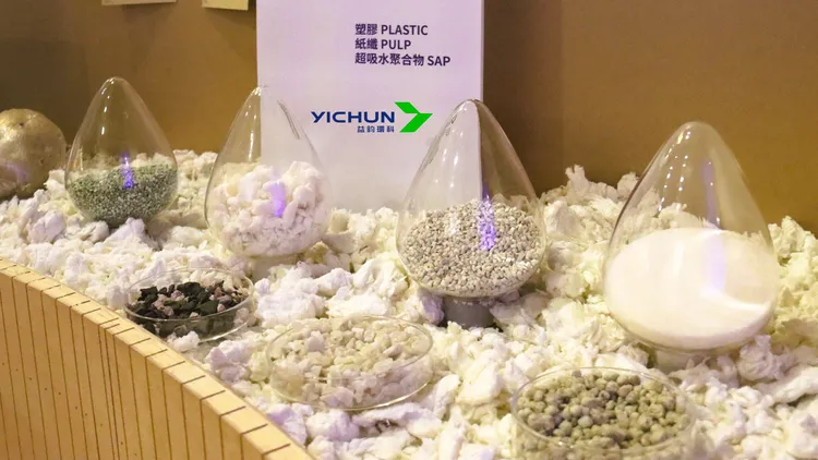 將廢棄尿布以專利技術進行清洗與分解，還原為三大主要再生料：塑膠、紙纖（紙漿）、高吸水分子（SAP，高分子吸水樹脂）。益鈞提供