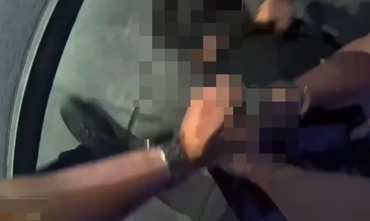 警方到場將謝男依現行犯上銬。翻攝畫面