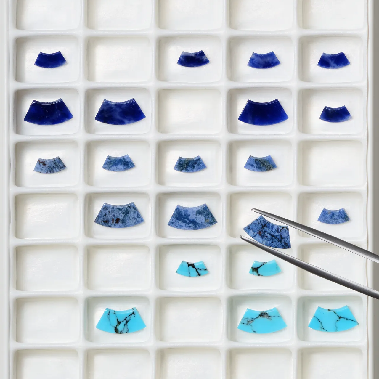 伯爵在系列中使用土耳其石、層次豐富的方鈉石，以及磁性十足的藍線石，組合出不同層次的藍色調。品牌提供