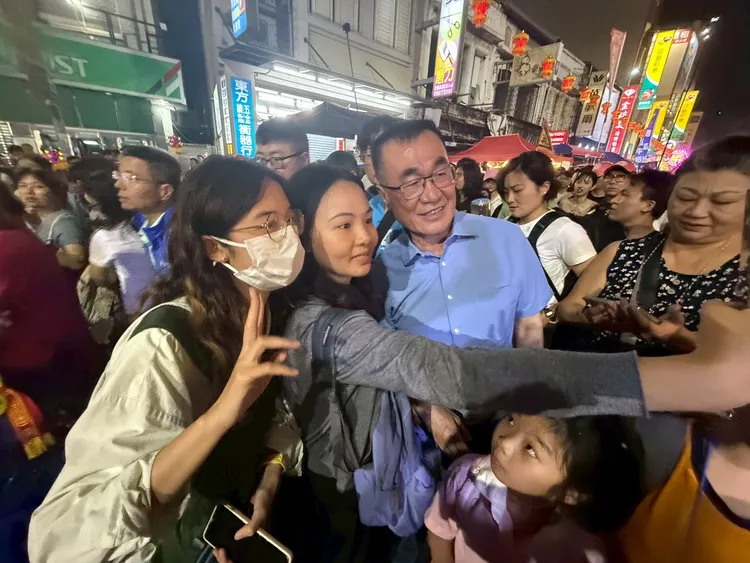 圖為參與大甲媽祖遶境的鄉親熱情與李四川寒暄及合影。李四川辦公室提供