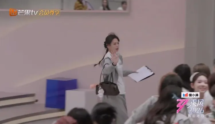 江語晨臨時離場去處理私事。翻攝芒果TV