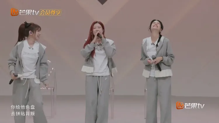 江語晨（右）頻頻忘詞笑場。翻攝芒果TV