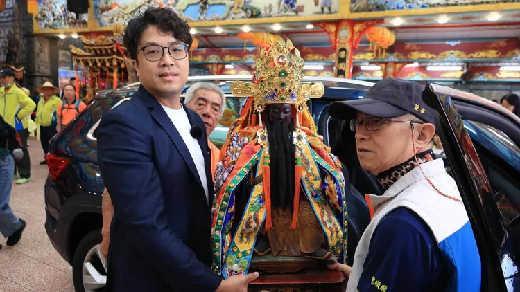 沈伯洋（左）頭髮剪短，今天以新造型亮相。翻攝自沈伯洋Threads