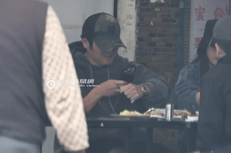 曹格吃飯期間拿起手機，對著手上的手錶拍照。特勤中心攝