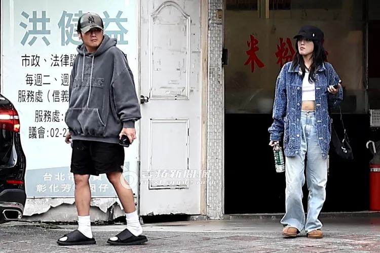 「凸腹妹」（右）跟在曹格後面走出。特勤中心攝