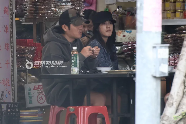 「凸腹妹」從附近的超商買了2瓶分解茶給曹格喝。特勤中心攝
