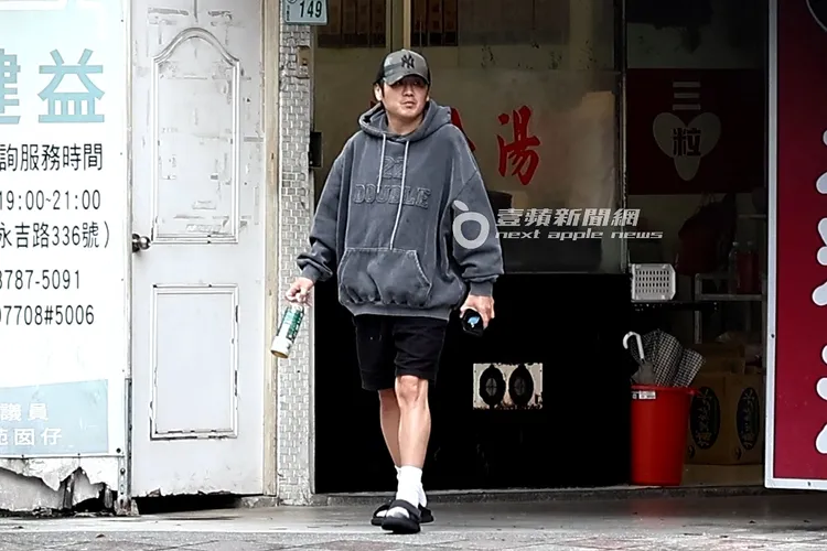 餐畢，曹格主動結帳，接著準備離開小吃店。特勤中心攝