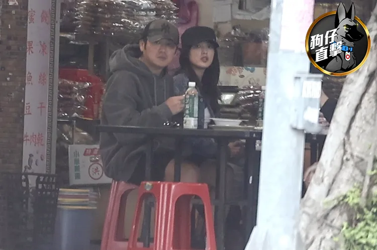 曹格（左）坐在路邊吃小吃沒明星架子，身邊有正妹相伴。特勤中心攝