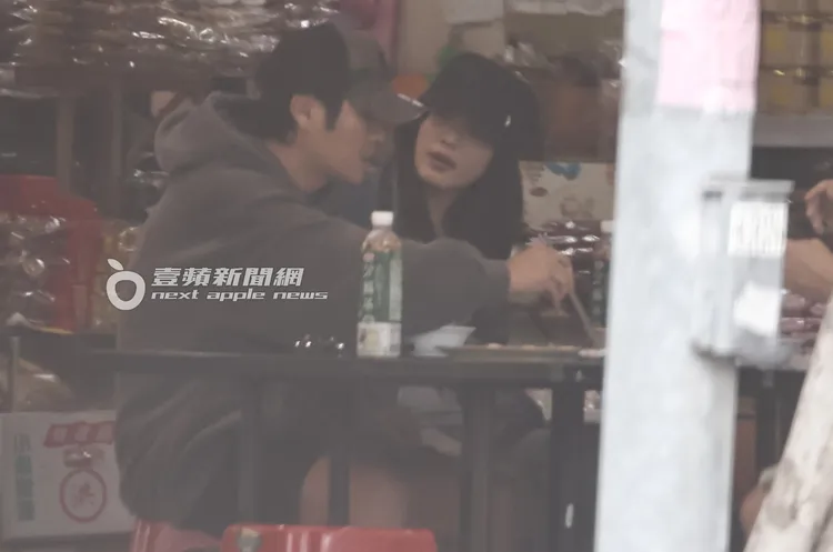 「凸腹妹」伸手幫曹格整理頭髮，他習以為常。特勤中心攝