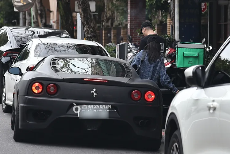 不到2分鐘，妹子回曹格車上，開回內湖豪宅。特勤中心攝