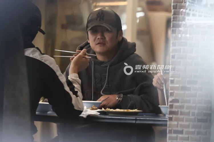 曹格當天出門頭戴卡車帽、穿帽T。特勤中心攝