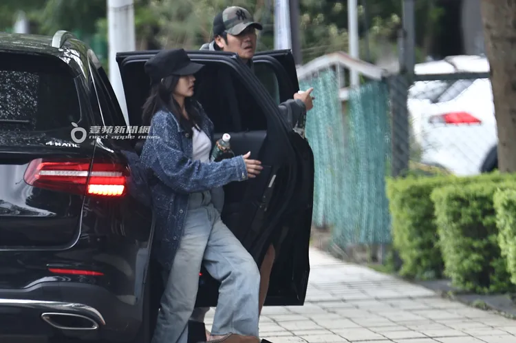 男友人開車載兩人返回曹格內湖豪宅。特勤中心攝