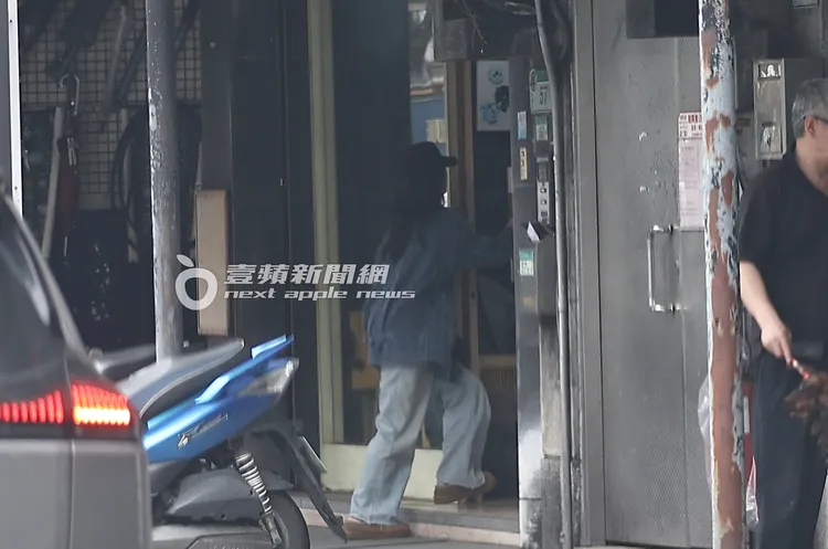 曹格開著消光黑法拉利360，載妹子到寵物醫院拿藥。特勤中心攝