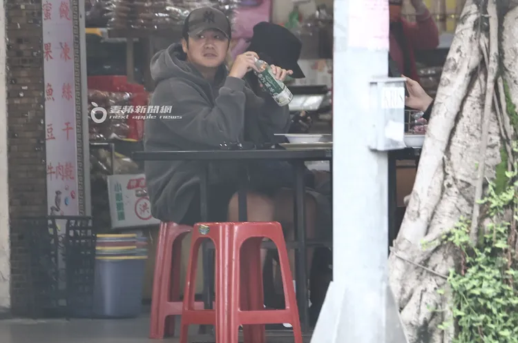 曹格邊打開飲料，一邊看著往來車輛。特勤中心攝