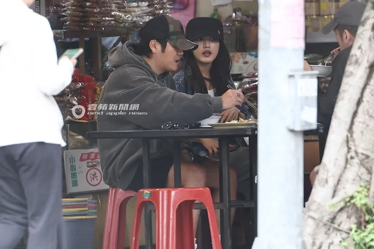 曹格（左）和身旁「凸腹妹」互動頻繁。特勤中心攝