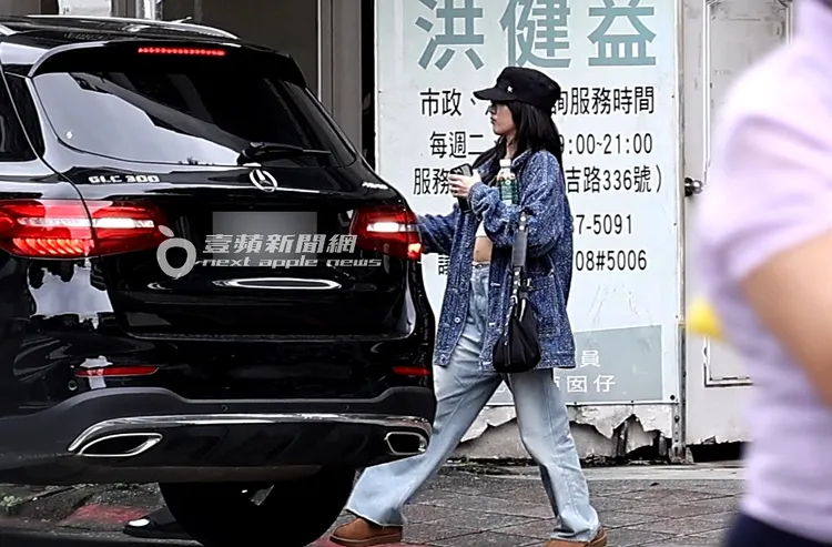 跟曹格約會的妹子小腹微凸。特勤中心攝
