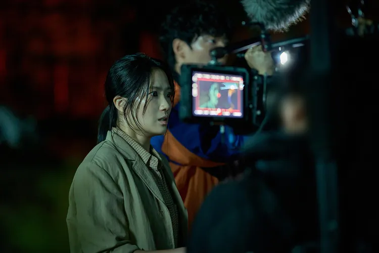 金惠奫片中飾演製作人，重回拍攝到不明物體的殺木池水庫。車庫娛樂提供